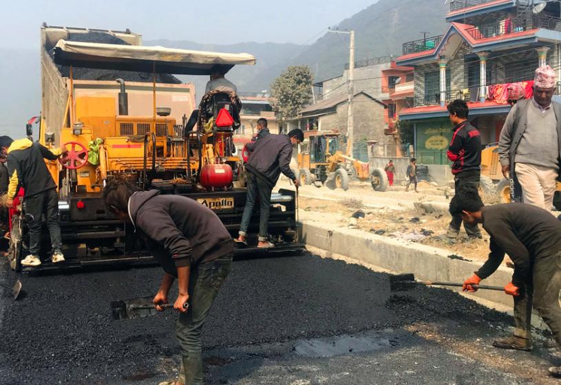 मध्यपहाडी लोकमार्गको पोखरा–बागलुङ खण्डमा धमाधम कालोपत्र
